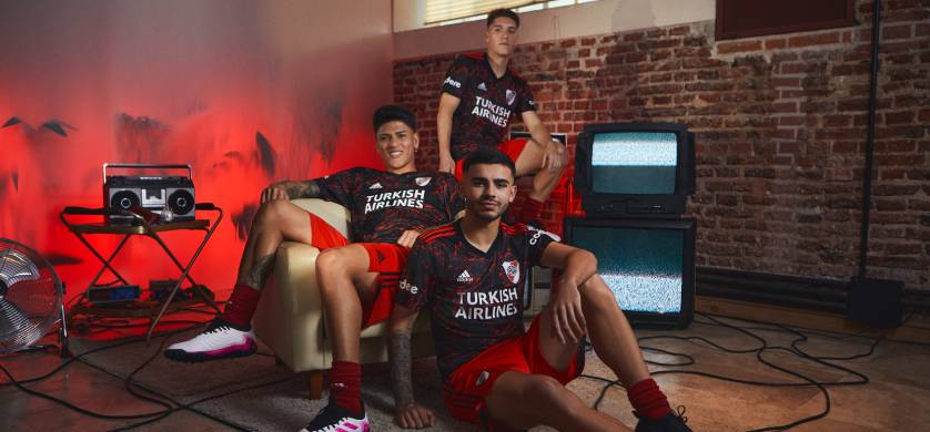 Adidas presentó la nueva camiseta suplente de River Plate