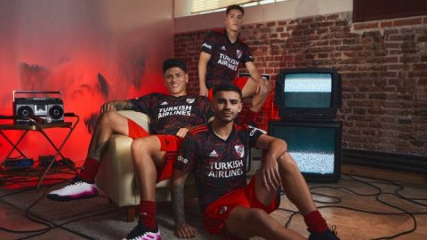 Adidas presentó la nueva camiseta suplente de River Plate