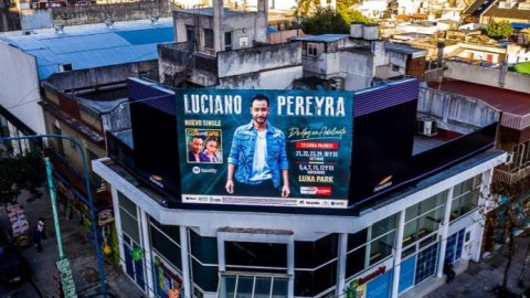 Atacama inauguró una nueva pantalla de leds en CABA