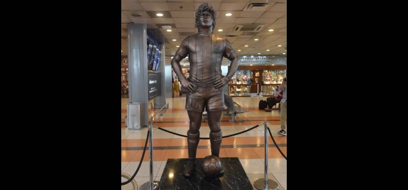 La estatua de Maradona ya está en el aeropuerto de Ezeiza