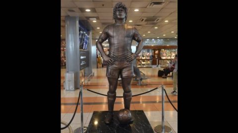 La estatua de Maradona ya está en el aeropuerto de Ezeiza