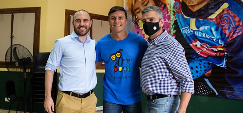 El Pupi presentó la nueva camiseta de Talleres de Remedios de