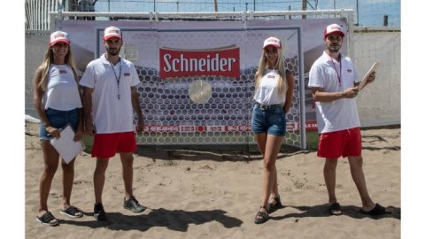 Acción de Schneider en Mar del Plata durante el verano