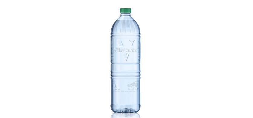 Villavicencio presenta la primera botella hecha 100% de otras botellas