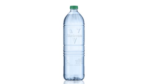 Villavicencio presenta la primera botella hecha 100% de otras botellas