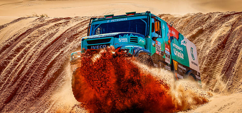 Dakar: PETRONAS Team de Rooy IVECO coloca dos camiones en el Top 10