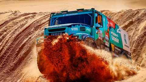 Dakar: PETRONAS Team de Rooy IVECO coloca dos camiones en el Top 10