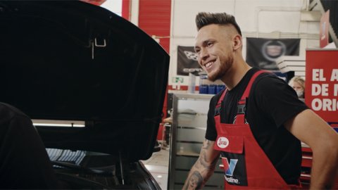 Internacionales argentinos protagonizan nueva campaña de Valvoline y Sevilla FC