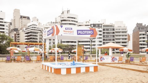 Una playa en plena Ciudad: la acción de Naranja X para este verano