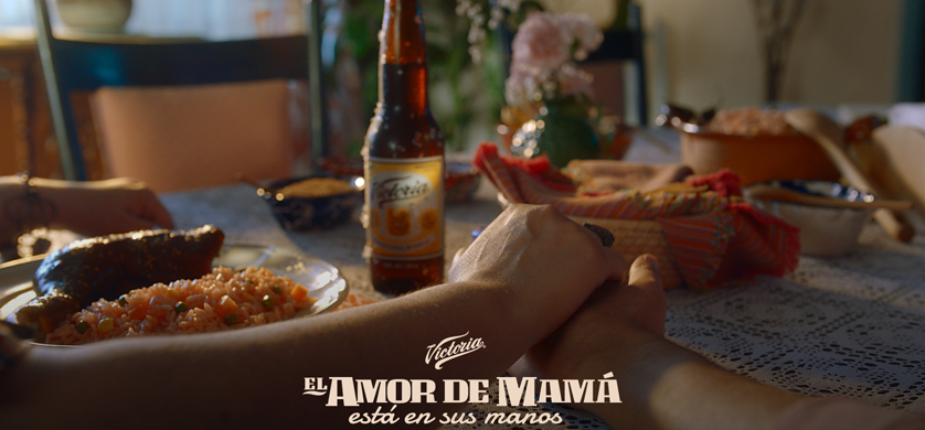 Cerveza Victoria plasma el valor de las manos de mamá