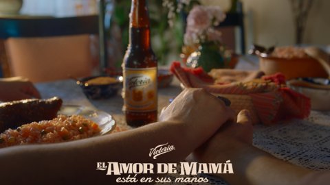 Cerveza Victoria plasma el valor de las manos de mamá