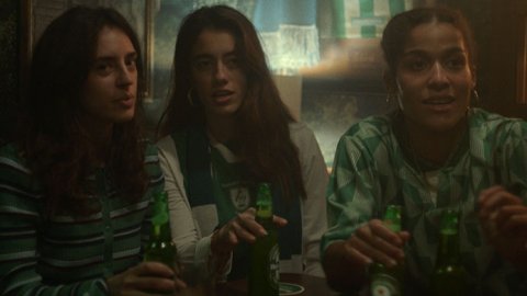 Heineken lanzó su nueva campaña: “Brindemos por todos los hinchas. Hombres incluidos”