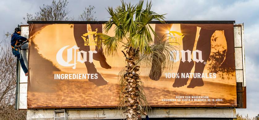 Corona lanza una campaña de vía pública respetando la naturaleza