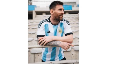 Adidas presentó la camiseta que la Selección Argentina de fútbol usará en el Mundial