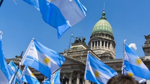 Planificación e indulgencia son las estrategias de los argentinos ante la crisis