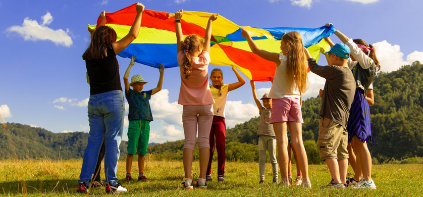 Ayudar a ayudar: Beat se alía con fundaciones que colaboran con las infancias