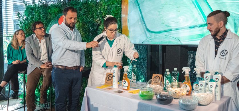 Cif presentó sus botellas hechas 100% de plástico reciclable y reciclado