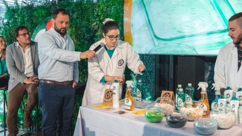 Cif presentó sus botellas hechas 100% de plástico reciclable y reciclado