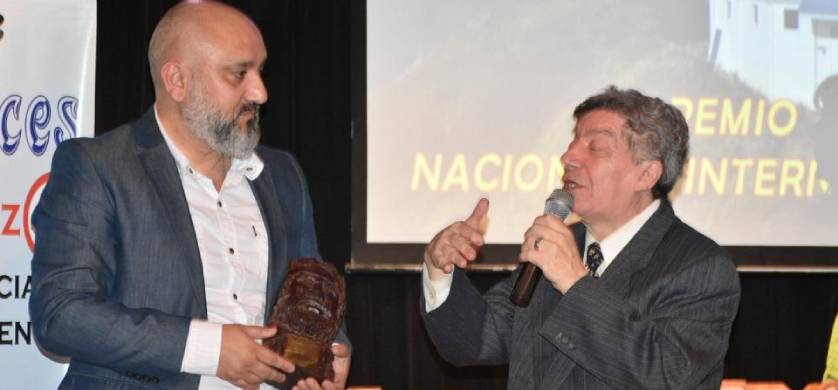El periodista y empresario de medios Alejandro Olmos recibió el Premio Raíces