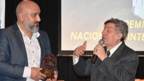 El periodista y empresario de medios Alejandro Olmos recibió el Premio Raíces