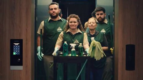 “The Office Cleaners”, la campaña de Heineken para concientizar sobre el overworking