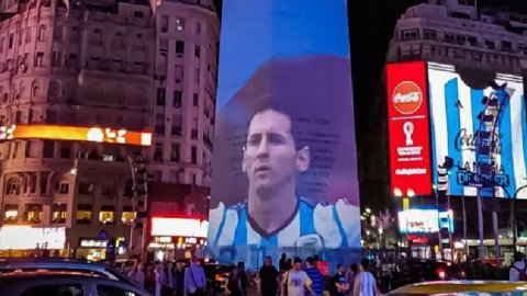 Hogarth junto a Coca-Cola en la campaña Mundial Qatar 2022
