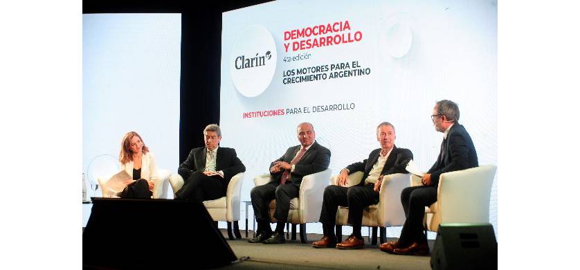 Clarín compiló la cuarta edición de “Democracia y Desarrollo” en un libro