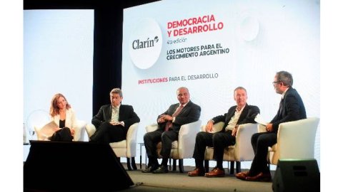 Clarín compiló la cuarta edición de “Democracia y Desarrollo” en un libro
