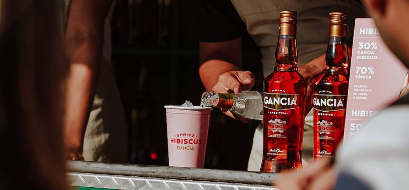 Gancia Hibiscus recorre La Costa con su pop up bar