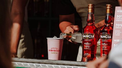 Gancia Hibiscus recorre La Costa con su pop up bar