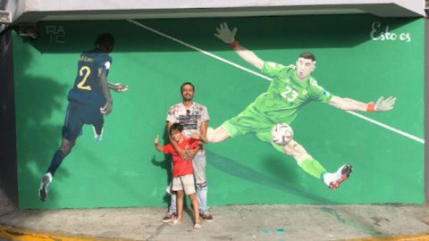 La épica atajada del Dibu Martínez hecha mural en Palermo