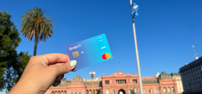 Llegó a la Argentina GrabrFi, la app que te permite abrir una cuenta y tener una tarjeta en EEUU