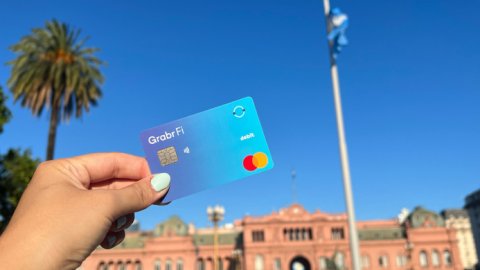 Llegó a la Argentina GrabrFi, la app que te permite abrir una cuenta y tener una tarjeta en EEUU