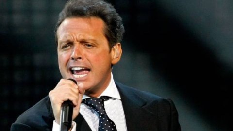 Latina celebra a Luis Miguel como el artista destacado de Abril