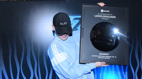 Spotify rinde homenaje a Bizarrap por su Session con Quevedo