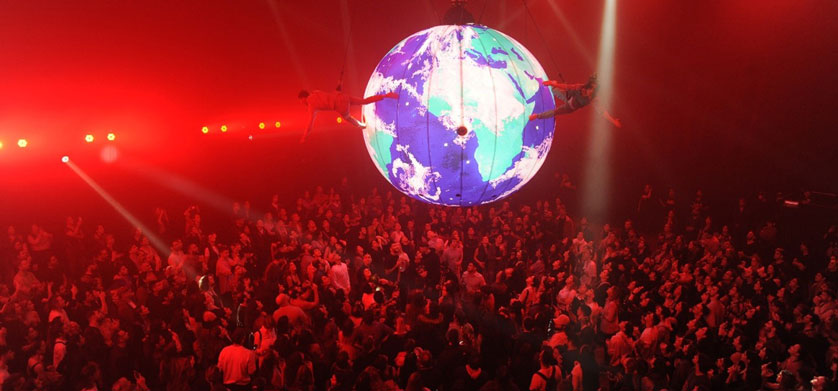 De la mano de Artear, la industria vivió una noche única con shows de Fuerza Bruta y de la Bresh
