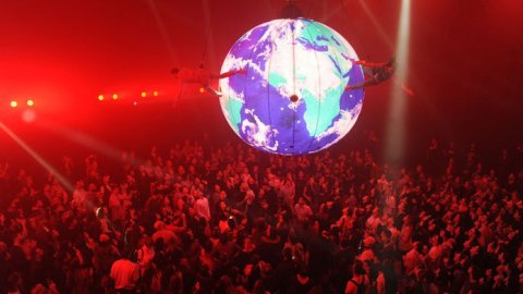 De la mano de Artear, la industria vivió una noche única con shows de Fuerza Bruta y de la Bresh
