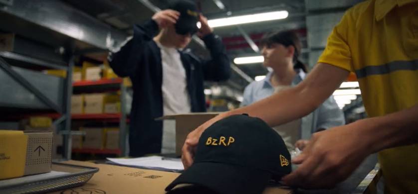 Con una campaña, Bizarrap lanza por primera vez a la venta su gorra oficial en Mercado Libre