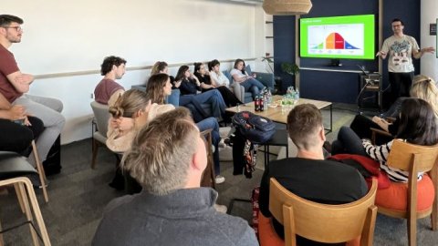 Hogarth Argentina lanza su workshop de IA junto a Coca-Cola