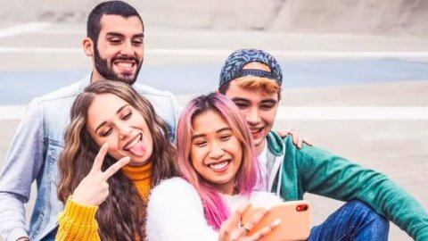 La GEN-Z está cambiando la moda y la música: cómo y por qué están tan conectadas