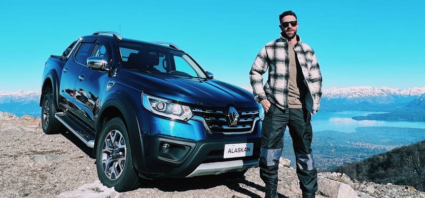 Urbana Play y Diego Poggi junto a Renault Winter by Alaskan