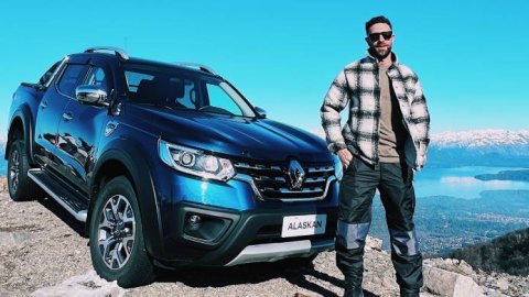 Urbana Play y Diego Poggi junto a Renault Winter by Alaskan