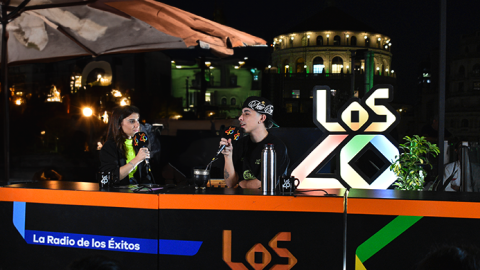 Trueno brindó una entrevista íntima en el estudio abierto Los40