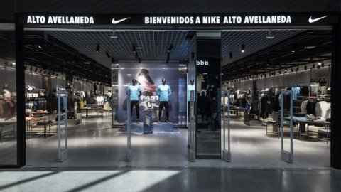 Nike reestrena local en Alto Avellaneda y apuesta a la zona sur