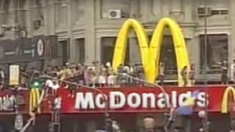 Arcos Dorados presentó “Obelisco”, el nuevo comercial que destaca su icónico local