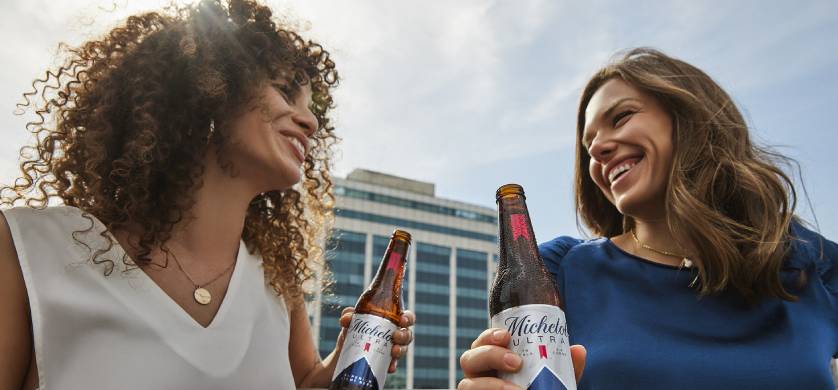 "Too good to be True", la nueva campaña de Michelob Ultra creada por GUT São Paulo