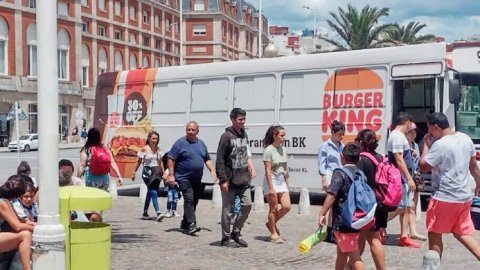 Visión Marcas tendrá la comercialización exclusiva de todo el parque de colectivos de la Costa Atlántica