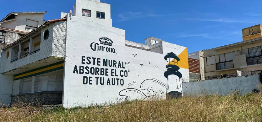 Cerveza Corona vuelve a apostar por lo sustentable con murales que absorben el dióxido de carbono