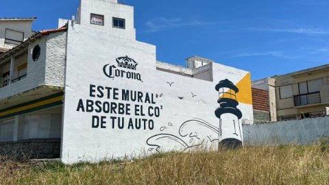 Cerveza Corona vuelve a apostar por lo sustentable con murales que absorben el dióxido de carbono