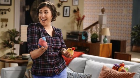 'Call Me Kat', la sitcom protagonizada por Mayim Bialik, se estrena en Warner Channel